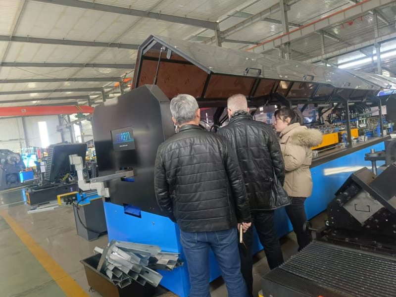 出口沙特地区的型钢机设备，公海555000冷弯工程师展实力以专业攻克小边与腰高难题